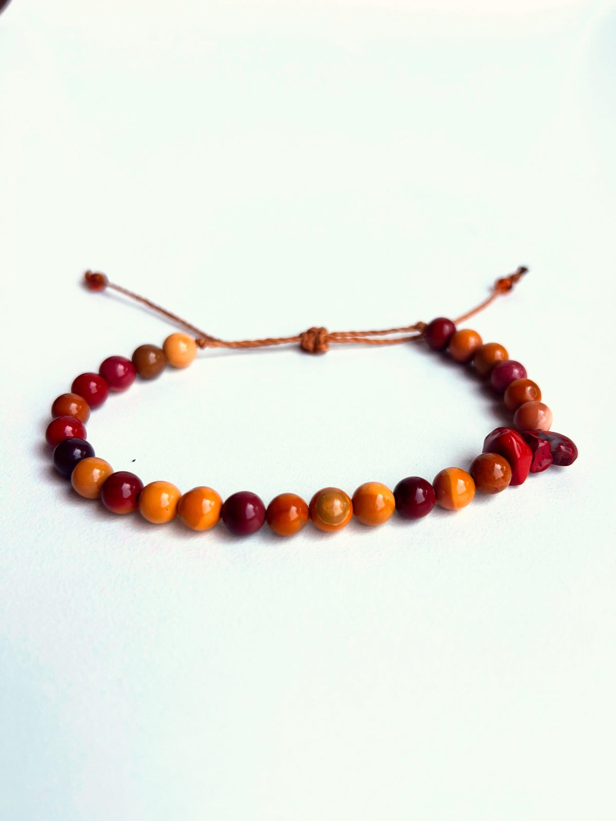 Bracciale marrone diaspro mokaite sfondo bianco
