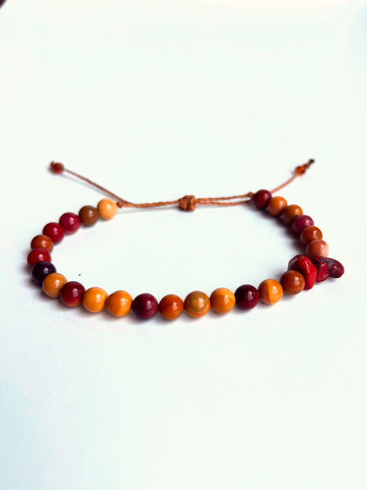Bracciale marrone diaspro mokaite sfondo bianco