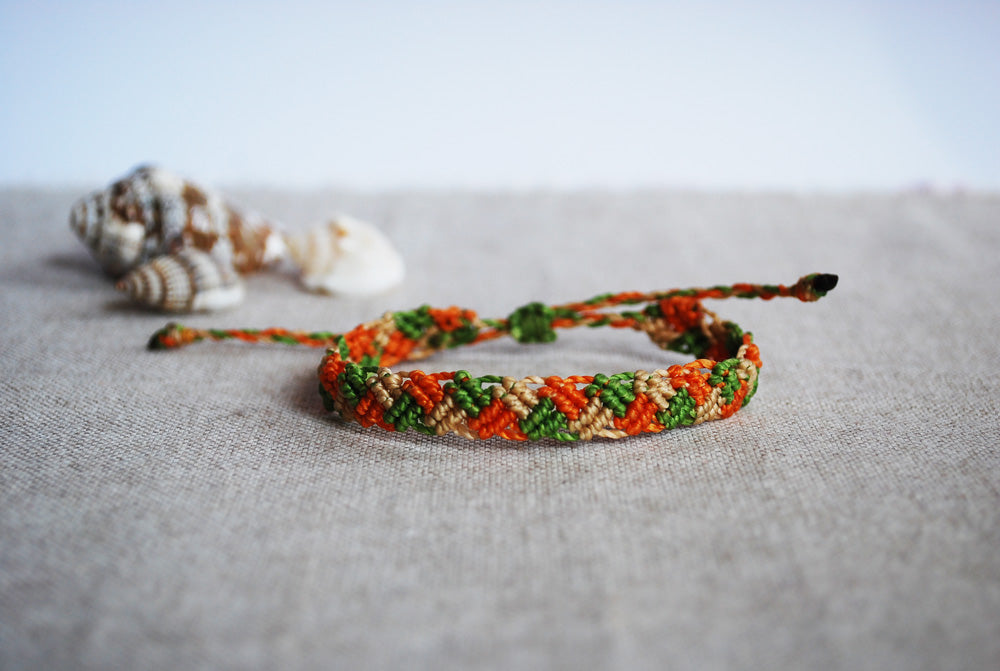 braccialetto intrecci verde lime sabbia arancio sfondo conchiglia