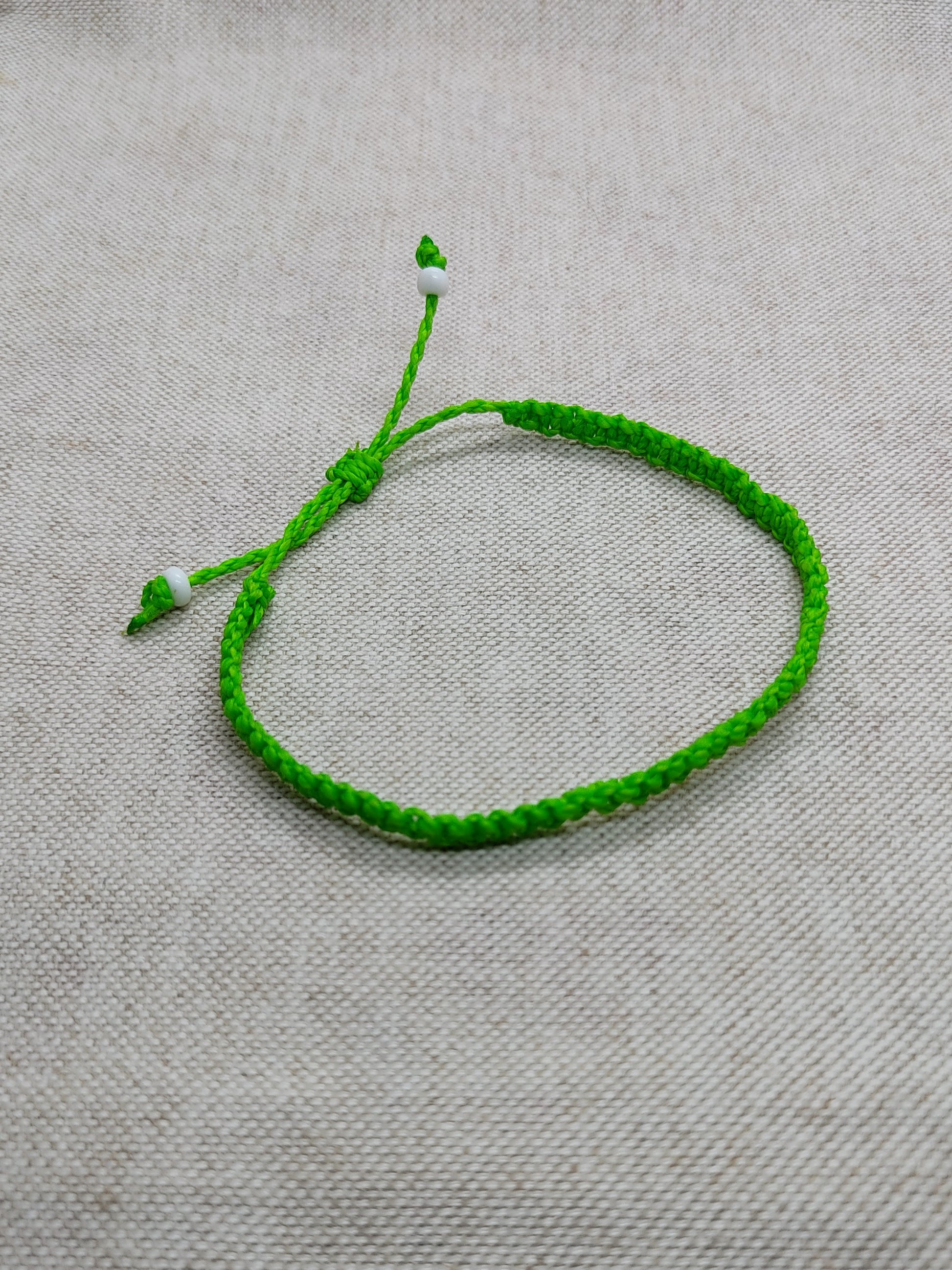braccialetto verde fluo flat sfondo neutro
