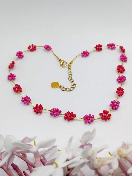collana fiori rosso fucsia sfondo bianco