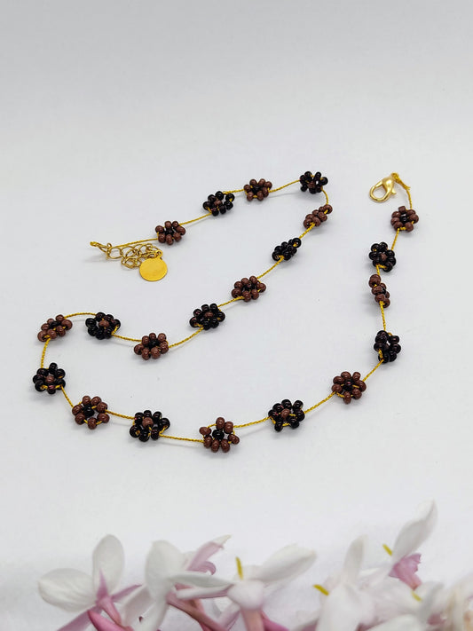 collana flowers viola e marrone sfondo bianco