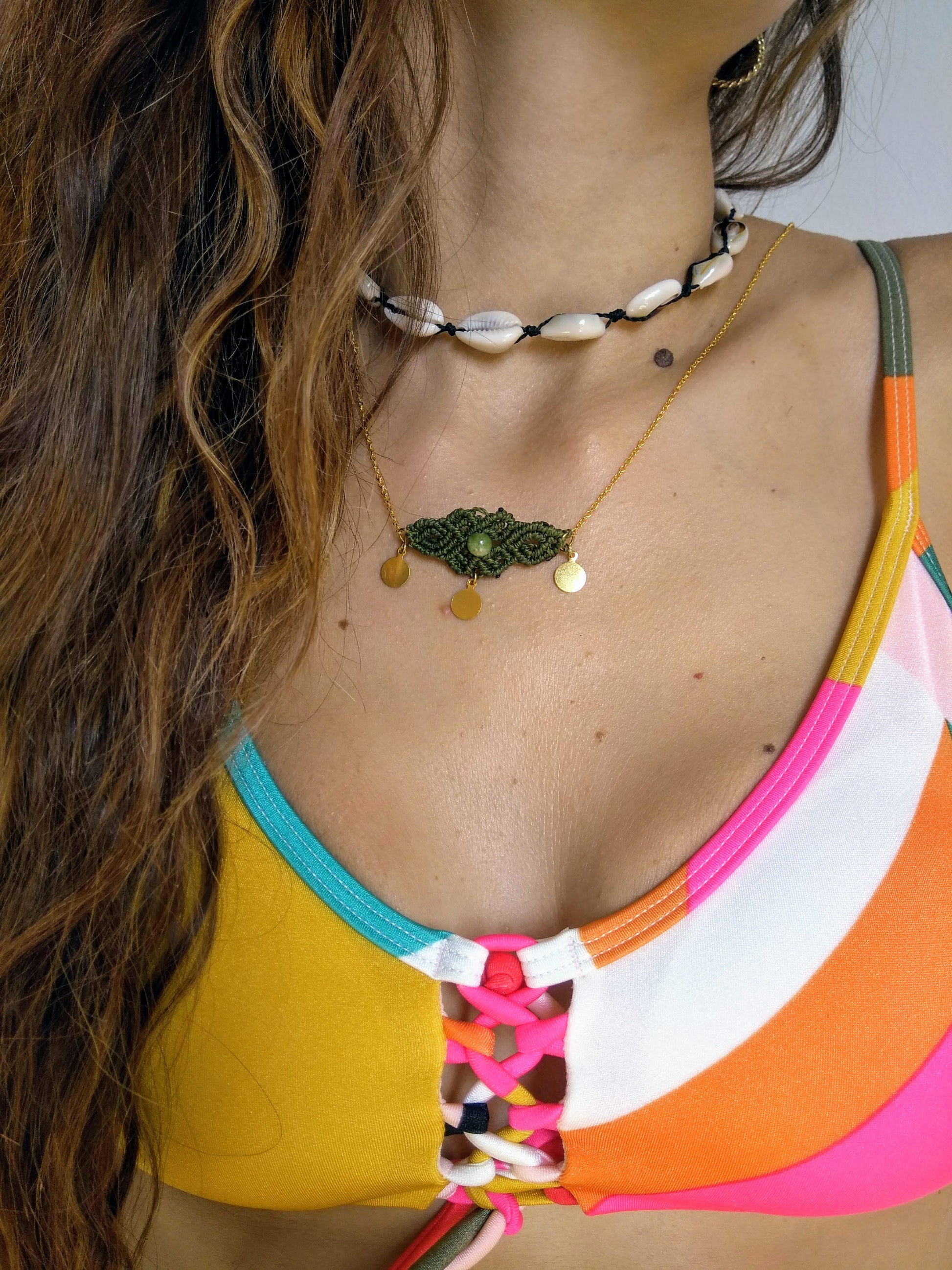 collana macrame indossata + girocollo conchiglie