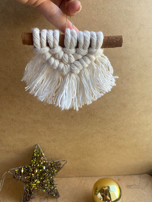 decorazione natalizia con stecca cannella e macrame bianco 1