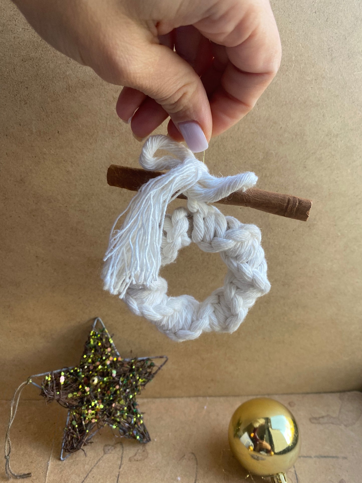decorazione natalizia con stecca cannella e macrame bianco 2