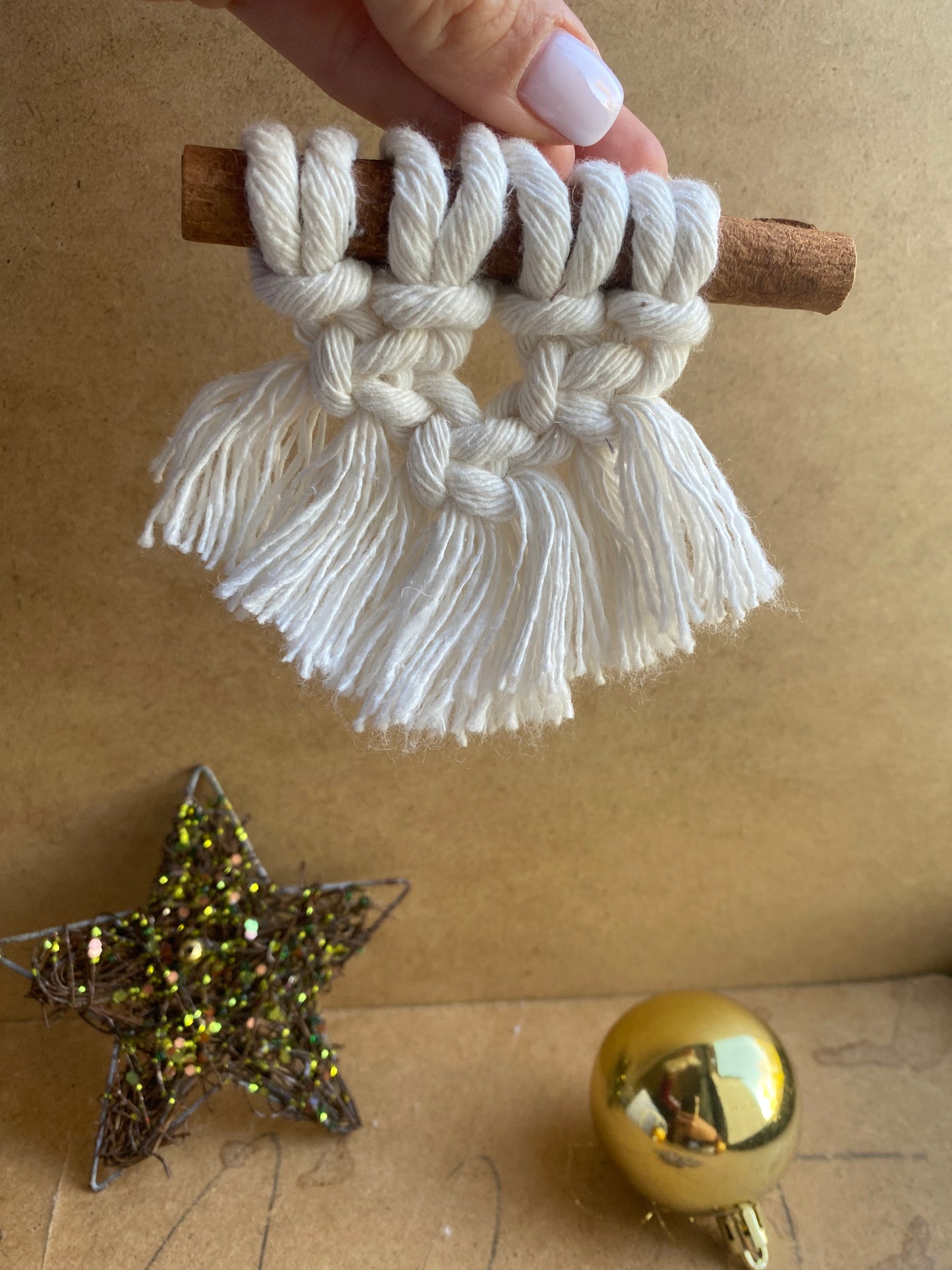 decorazione natalizia con stecca cannella e macrame bianco 3