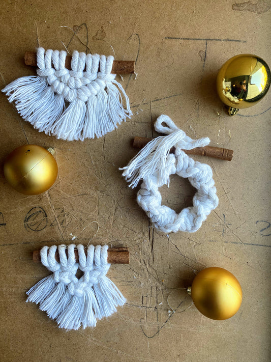 decorazioni natalizie con stecca cannella e macrame bianco tutte