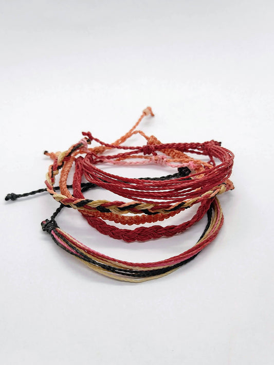 set di cinque braccialetti magenta rosa antracite sfondo bianco