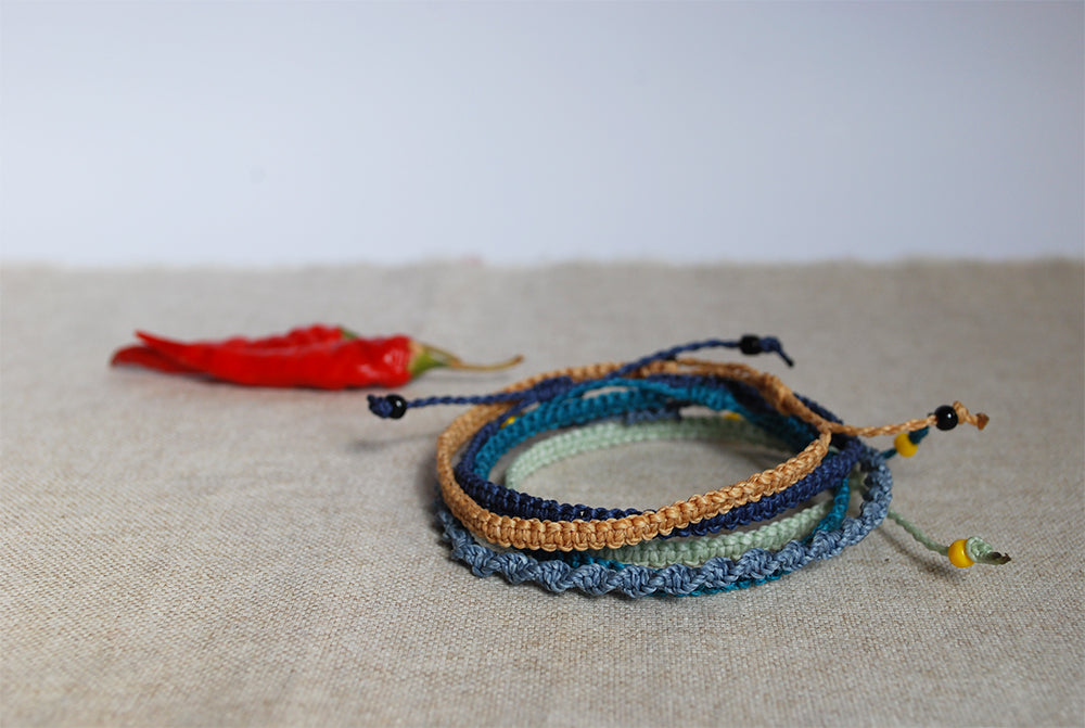 set cinque braccialetti blu verde beige sfondo decorazione