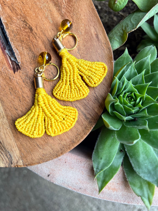 orecchini gingko biloba gialli, sfondo naturale