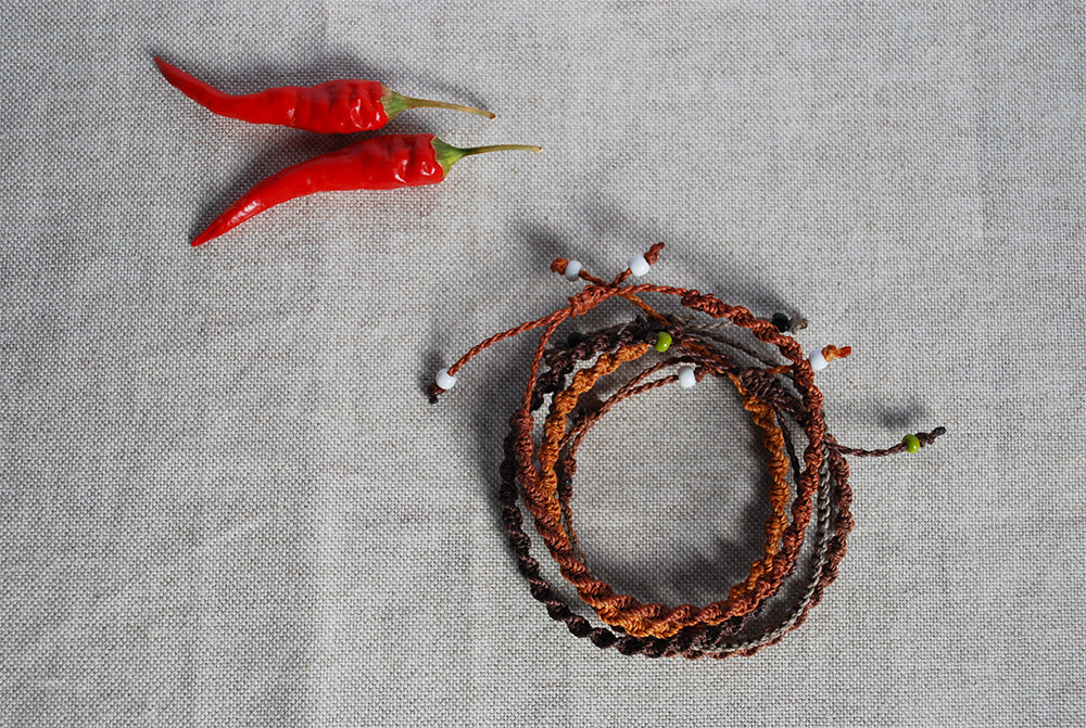 set di cinque braccialetti nei toni del marrone dall'alto 