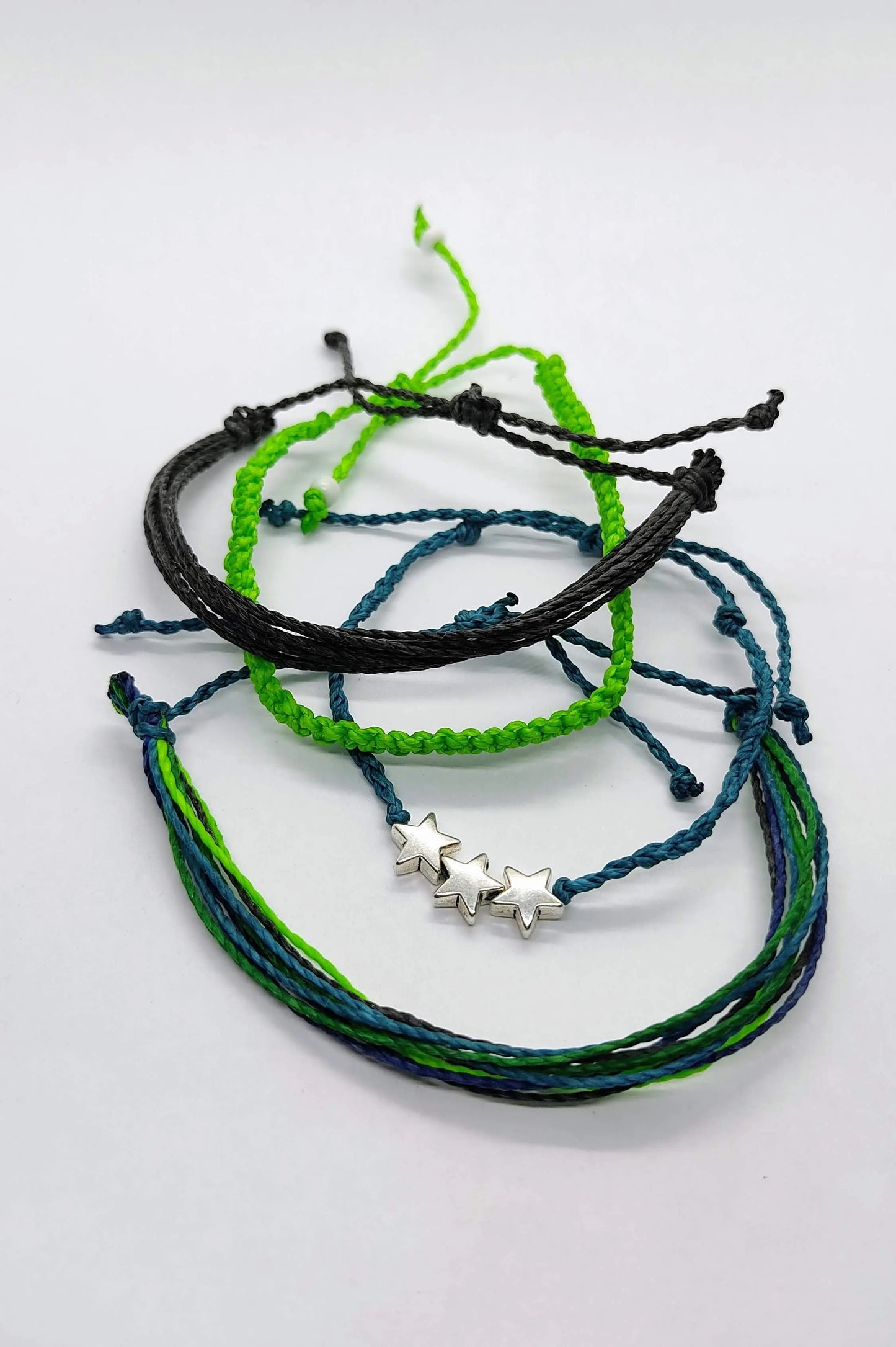 set braccialetti verde ottanio sfondo bianco