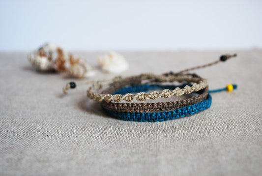 set di tre bracciali grigio ottanio con conchiglia