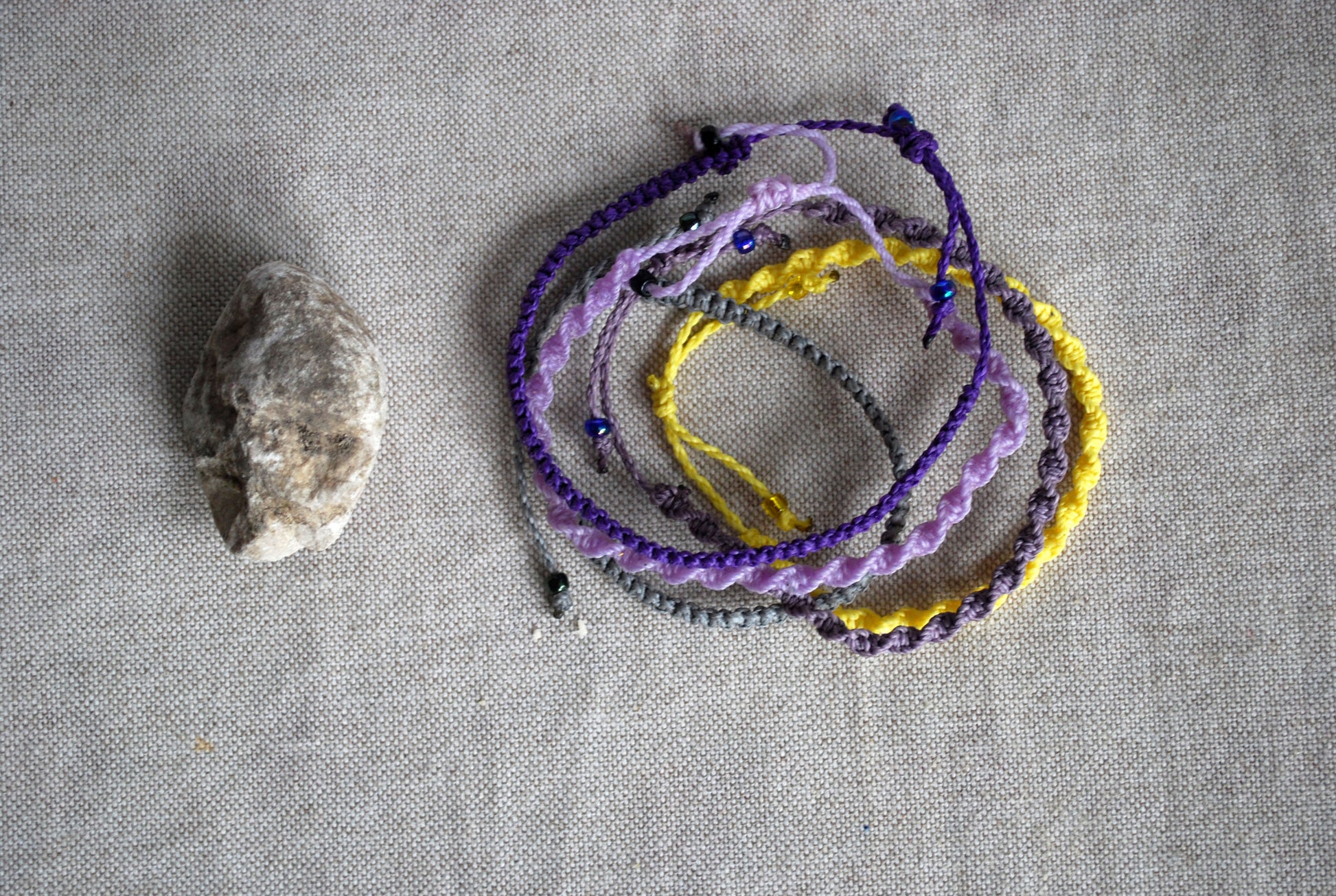 set cinque bracciali sfumature di viola e giallo limone dall'alto