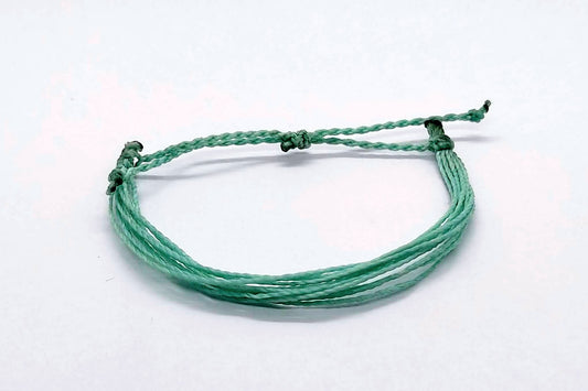 braccialetto surfer cordino verde acqua sfondo bianco