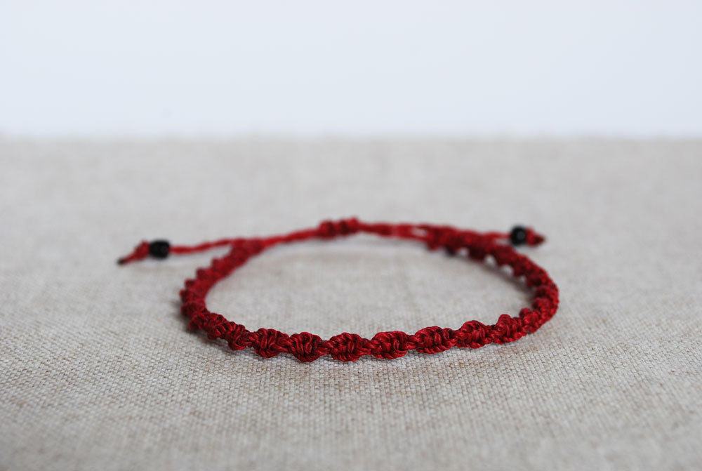 Red friendship bracelet (+ colors)